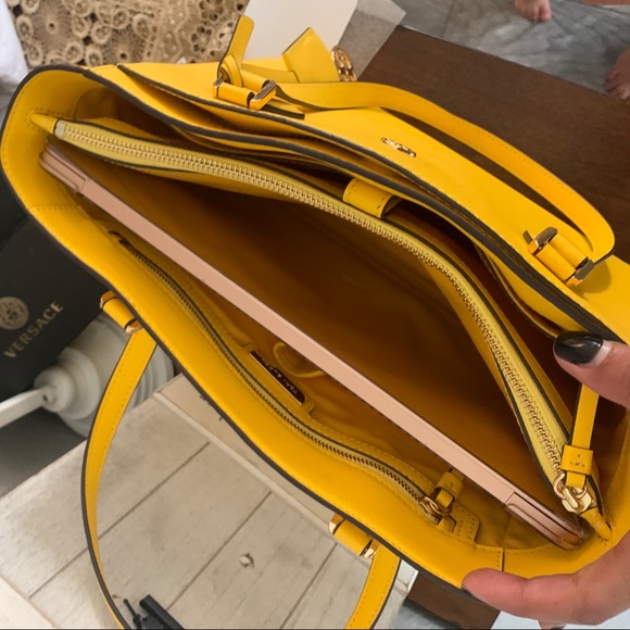 HP🎊Tory butch 💝 Robinson Saffiano Leather Tote - Picture 10 of 14